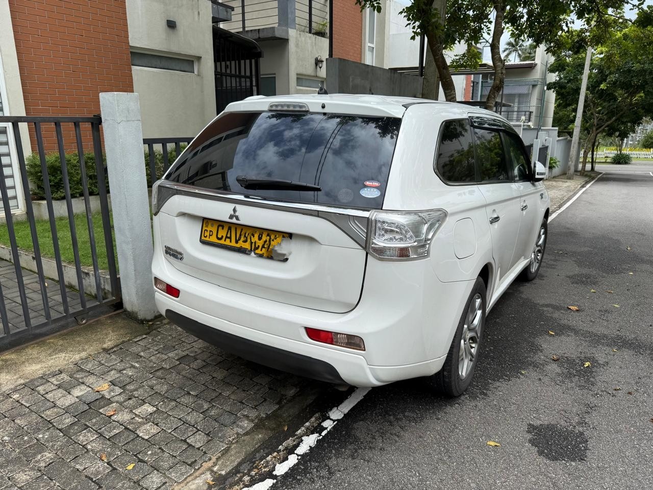 Mitsubishi Outlander PHEV Nevi 2015