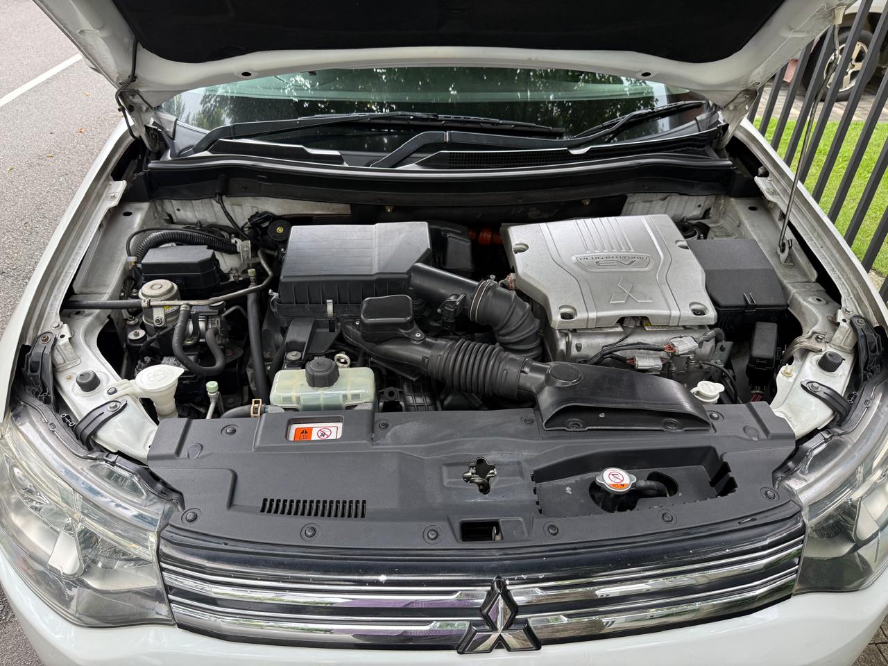 Mitsubishi Outlander PHEV Nevi 2015