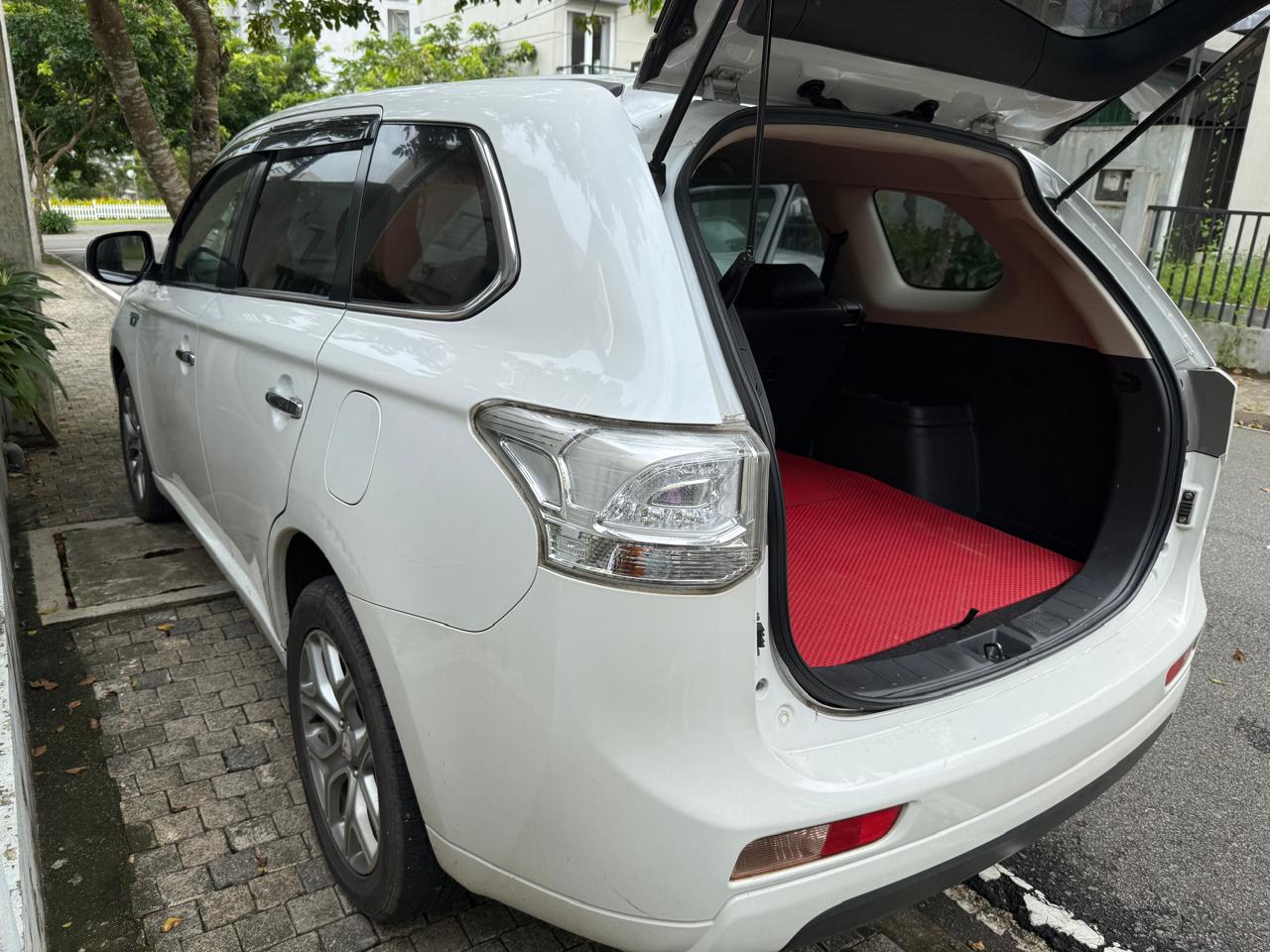 Mitsubishi Outlander PHEV Nevi 2015