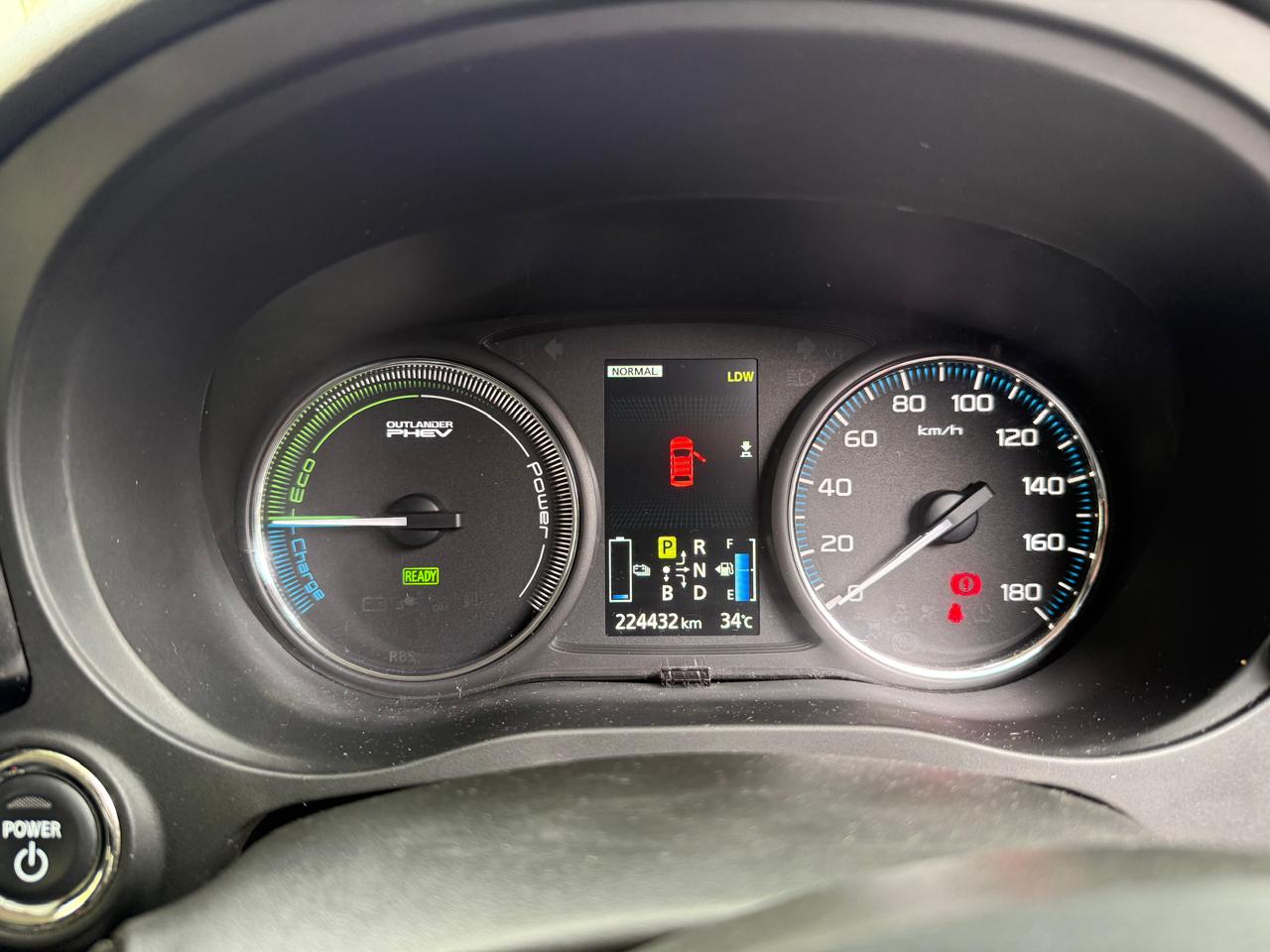 Mitsubishi Outlander PHEV Nevi 2015
