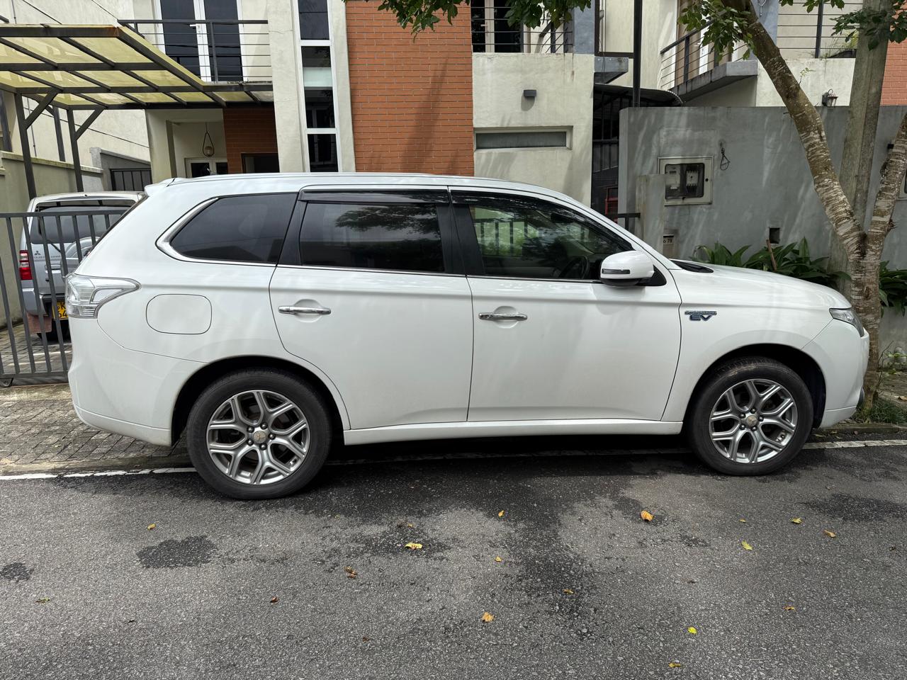 Mitsubishi Outlander PHEV Nevi 2015