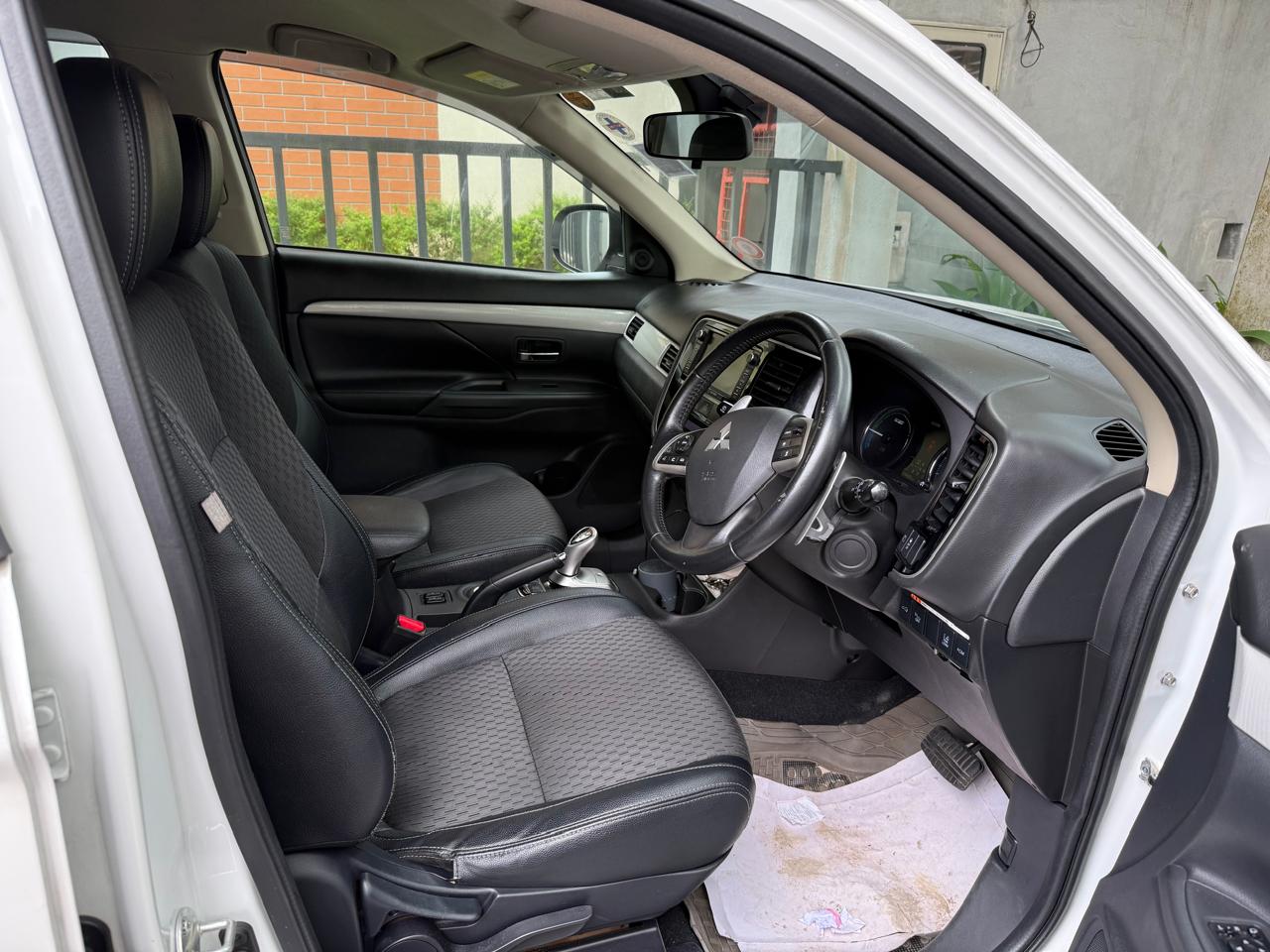 Mitsubishi Outlander PHEV Nevi 2015